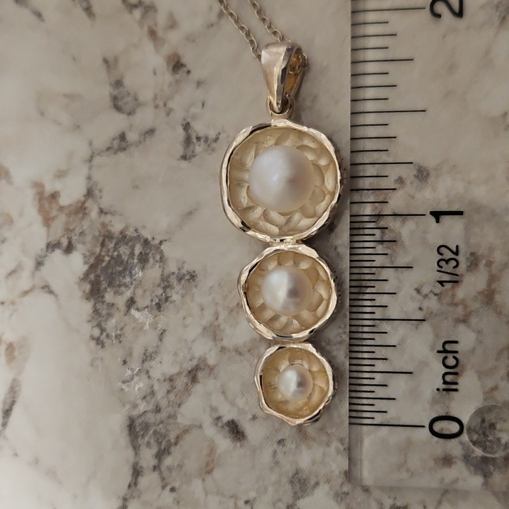 Cascading Pearls Pendant w/chain! - Picture 8 of 9